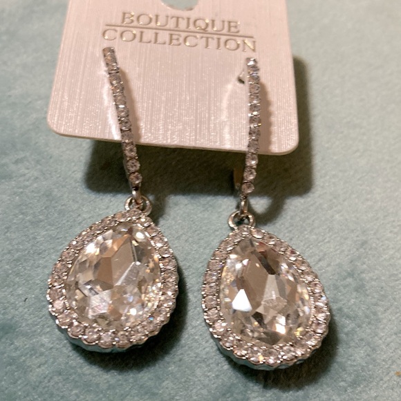 Jewelry - Silver rhinestone Drop Earrings